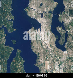 Landsat 7-Abbilds von Seattle, Washington erwarb 23. August 2014.  Landsat 7 ist ein US-Satellit verwendet, um aus der Ferne empfundene Bilder der Landoberfläche der Erde und den umliegenden Küstenregionen zu erwerben. Es bleibt vom Landsat 7 Wissenschaft Projektbüro bei der NASA Goddard Space Flight Center in Greenbelt, Maryland.  Landsat-Satelliten haben Bilder von der Erdoberfläche seit 1972 erlangt.  Derzeit gibt es mehr als 2 Millionen Landsat-Bilder in der nationalen Satelliten Land Remote Sensing Data Archive. Stockfoto