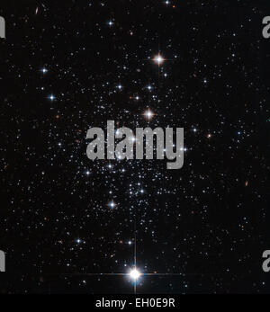 Das Hubble Weltraumteleskop erfasst den Kugelsternhaufen Palomar 12, eine Gruppe von Sternen am Rande des Halo der Milchstraße. Diese Beobachtung hilft Astronomen, die Bewegung und Entwicklung kosmischer Objekte innerhalb der Galaxie zu verstehen. Stockfoto
