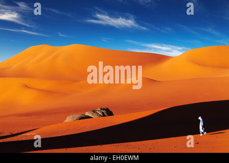 Tuareg in der Wüste bei Sonnenuntergang, Wüste Sahara, Algerien Stockfoto
