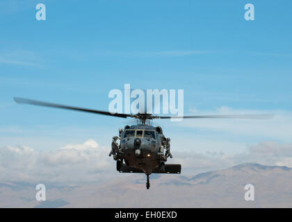 Ein HH - 60G Pave Hawk zur 66. Rescue Squadron versetzt zieht für eine Übung 12. Januar 2015, bei Nellis Air Force Base, Nevada 823. Wartung Geschwader ist verantwortlich für die Wartung des Flugzeuges und sind sie bereit für die 66. und 58. Rettung Geschwader zur Durchführung von ihrer Bekämpfung Suche und Rettung Mission. Stockfoto