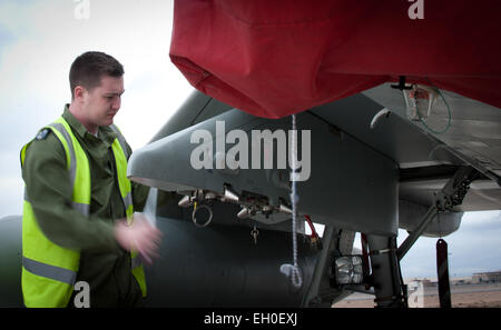 Royal Air Force Senior Aircraftsman Samuel White, ein Waffen-Techniker zugeordnet 1 (Jagdstaffel), RAF Lossiemouth, Schottland, bereitet einen Typhoon FGR4-Kämpfer eine live Bombe Last vor einen rote Fahne 15-1 Ausbildung Ausfall auf der Nellis Air Force Base in Nevada, 27. Januar 2015 erhalten. Konfliktszenarien in Bewegung gesetzt, während rote Fahne Übungen leisten einige Piloten die seltene Gelegenheit, in einer Schulungsumgebung live Verordnung fallen. Stockfoto