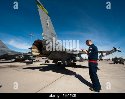 Staff Sgt Nicholas Smith, eine f-16 Fighting Falcon Crewchief zugewiesen der 158. Kämpfer-Flügel, Burlington Air National Guard Base, VT., führt Vorflugkontrollen vor eine Ausbildungsmission während rote Fahne 15-1 am Nellis Air Force Base, Nevada, 4. Februar 2015. Rote Fahne liefert Luft Kampftraining Missionen in einem degradierten und operativ begrenzten Umfeld die Missionen so realistisch wie möglich zu machen. Stockfoto