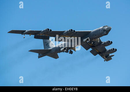 Eine B - 52H Stratofortress zieht nach ergriffen aus Langzeitlagerung 13. Februar 2015, an Davis-Monthan Air Force Base, Arizona Das Flugzeug wurde im Jahr 2008 außer Dienst gestellt und hat Jahre lang sieben Sitzen in der "Friedhof", aber wurde ausgewählt, um in den aktiven Status zurückgegeben werden und wird schließlich die b-52-Flotte anzuschließen. The b-52 wurde von der 309. Aerospace Maintenance and Regeneration Group geflogen. Stockfoto