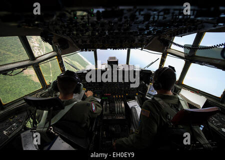 Fliegen Sie US Air Force Captain Ian Haig und 1st Lt. Eric Zane, 36. Airlift Squadron Piloten über Rota, Nördliche Marianen, nach Abgabe Ladung in eine humanitäre Hilfe und Katastrophenschutz Relief Fortbildungsveranstaltung 15. Februar 2015 verwendet. Übung Cope North 15 erhöht humanitäre Hilfe und Disaster Relief Krise Reaktionsmöglichkeiten zwischen den sechs Nationen und legt den Grundstein für die regionale Zusammenarbeit Expansion während der realen Risiken in der Region Asien-Pazifik. Stockfoto