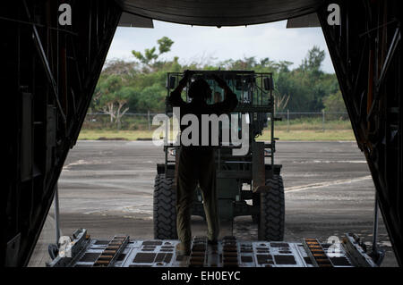 US Air Force Staff Sgt. Gary Patterson, 36. Airlift Squadron Loadmaster Marschälle ein Gabelstaplers in Position, während eine humanitäre Hilfe und Katastrophenschutz Relief Fortbildungsveranstaltung in Rota, Nördliche Marianen, 15. Februar 2015 Fracht auszuladen. Übung Cope North 15 erhöht humanitäre Hilfe und Disaster Relief Krise Reaktionsmöglichkeiten zwischen den sechs Nationen und legt den Grundstein für die regionale Zusammenarbeit Expansion während der realen Risiken in der Region Asien-Pazifik. Stockfoto