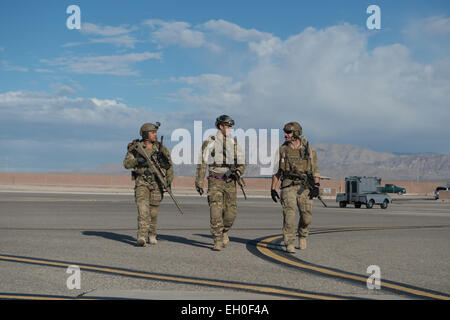 Staff Sgt August O'Niell, ein Pararescueman in der Air Force Verwundeten Krieger-Programm und zwei Mitglieder der 58. Rescue Squadron, bereiten Sie ein UH-60 Black Hawk 27. Februar 2015 auf Nellis Air Force Base, Nevada an Bord 66. RQS zusammen mit der 58. Rescue Squadron unterstützt bei der Eröffnungsfeier der 2015 Air Force Verwundeten Krieger Studien. Die Air Force-Studien sind eine adaptive Sport-Event zur Förderung der geistige und körperliche Wohlbefinden von schwer Kranken und verletzten Militärangehörige und Veteranen. Mehr als 105 verwundet, werden kranke oder verletzte Soldaten und Soldatinnen vom ganzen Land compe Stockfoto