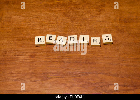 Spiel Buchstabensteine, Rechtschreibung, lesen Stockfoto