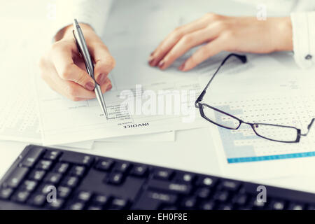 Hand der Frau Rechnung Papier ausfüllen Stockfoto