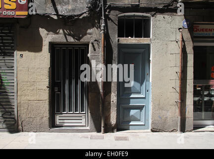 Typische Türen für Gebäude in der Straße der alten El Raval-Viertel im Zentrum von Barcelona Stockfoto