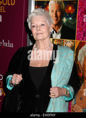 Newark, New York, USA. 3. März 2015. Schauspielerin JUDI DENCH besucht die New Yorker Premiere von "The Second Best Exotic Marigold Hotel" im Ziegfeld Theater statt. Nancy Kaszerman/ZUMAPRESS.com/Alamy © Live-Nachrichten Stockfoto