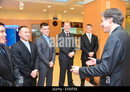 Deputy Secretary Of State Antony "Tony" Blinken plaudert mit Mitarbeitern der US-Botschaft in Seoul, Südkorea, am 9. Februar 2015. Stockfoto