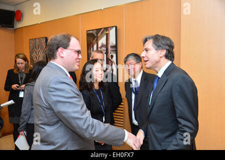 Deputy Secretary Of State Antony "Tony" Blinken plaudert mit Mitarbeitern der US-Botschaft in Seoul, Südkorea, am 9. Februar 2015. Stockfoto