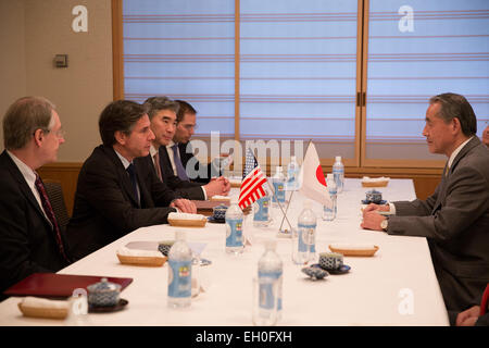 Deputy Secretary Of State Antony "Tony" Blinken trifft mit Yasuhide Hasegawa, Keizai Doyukai Vorsitzender in Tokio, Japan, am 13. Februar 2015. Stockfoto