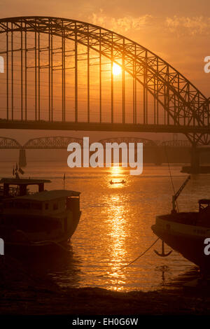 Sonnenuntergang über dem Irrawaddy und Ava Brücken am Fluss Irrawaddy (Ayeyarwady) in Mandalay, Myanmar (Burma), Asien Stockfoto