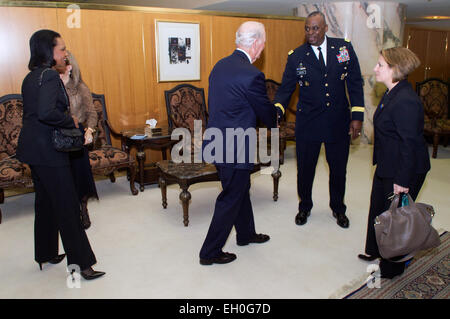 Der ehemalige US-Außenminister James Baker, flankiert von ehemaligen US-Außenministerin Condoleezza Rice und Homeland Security Adviser Lisa Monaco, schüttelt Hände mit CENTCOM Kommandant Armee General Lloyd Austin nach Ankunft am King Khaled International Airport in Riyadh, Saudi Arabien, am 27. Januar 2015, Beileid aus dem späten König Abdullah und appelliere an und treffen Sie sich mit dem neuen König Salman. Stockfoto