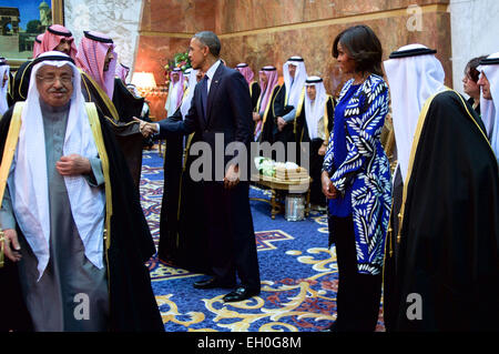 Präsident Obama und First Lady Michelle Obama, zusammen mit dem neuen König Salman aus Saudi Arabien, shake Hands mit Mitgliedern der saudischen Königsfamilie im Erqa königlichen Palast in Riyadh, Saudi Arabien, am 27. Januar 2015, als sie, US-Außenminister John Kerry und andere Würdenträger erweiterte Beileid an die späten König Abdullah und rufe und traf sich mit König Salman. Stockfoto