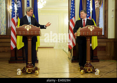 Der ukrainische Präsident Petro Poroshenko hört zu, als US-Außenminister John Kerry die Medien bei der Bankova - der Präsidentenpalast - in Kiew, Ukraine, auf 5. Februar 2015 Adressen, nachdem die Sekretärin das erste in einer Runde treffen mit ihm, Außenminister Pavlo Klimkin und Premierminister Arseniy Yatsenyuk statt. Stockfoto