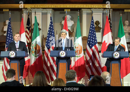 US-Außenminister John Kerry, Center, Adressen-Reporter in Aula in der Faneuil Hall in seiner Heimatstadt Boston, Massachusetts, am 31. Januar 2015, während einer Pressekonferenz, die eine North American Ministertreffen mit kanadischen Außenminister John Baird und mexikanischer Außenminister José Antonio Meade folgte auf trilateralen Themen konzentriert. Stockfoto