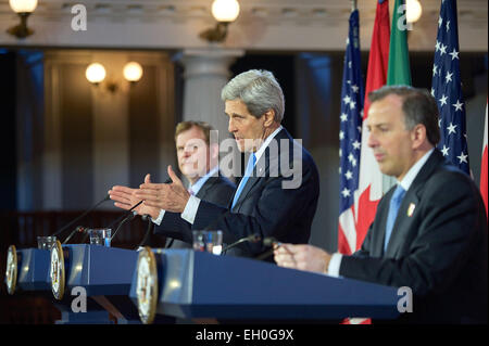 US-Außenminister John Kerry, Center, Adressen-Reporter in Aula in der Faneuil Hall in seiner Heimatstadt Boston, Massachusetts, am 31. Januar 2015, während einer Pressekonferenz, die eine North American Ministertreffen mit kanadischen Außenminister John Baird und mexikanischer Außenminister José Antonio Meade folgte auf trilateralen Themen konzentriert. Stockfoto