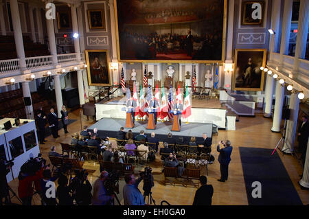 US-Außenminister John Kerry, Center, Adressen-Reporter in Aula in der Faneuil Hall in seiner Heimatstadt Boston, Massachusetts, am 31. Januar 2015, während einer Pressekonferenz, die eine North American Ministertreffen mit kanadischen Außenminister John Baird und mexikanischer Außenminister José Antonio Meade folgte auf trilateralen Themen konzentriert. Stockfoto