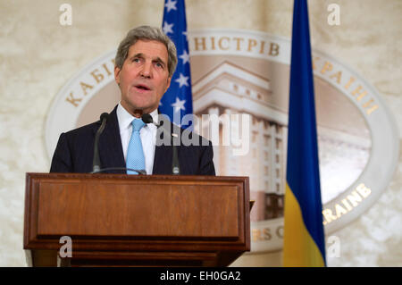 US-Außenminister John Kerry Adressen Reporter während einer Pressekonferenz mit Präsident Petro Poroshenko, ukrainische Ministerpräsidentin Arseniy Yatsenyuk im Kabinett in Kiew, Ukraine, am 5. Februar 2015, nach Abschluss der Sekretär eine Runde treffen mit ihm und Außenminister Pavlo Klimkin. Stockfoto