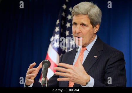 US-Außenminister John Kerry befasst sich Journalisten in London, Vereinigtes Königreich, am 21. Februar 2015, nach Treffen mit britischen Foreign Secretary Philip Hammond und halten Diskussionen über die Anti-ISIL-Koalition und die Lage in der Ukraine konzentriert. Stockfoto