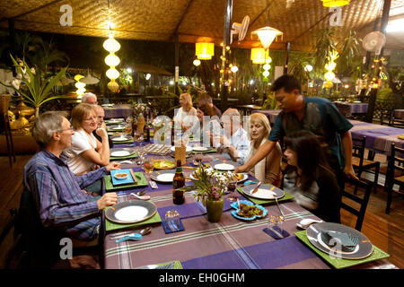 Touristen, die Essen in einem Restaurant, The Green Elephant Restaurant, Mandalay, Myanmar (Burma), Asien Stockfoto
