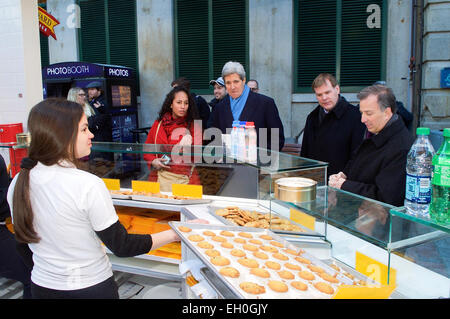 US-Außenministerin staatliche John Kerry, trat von kanadischen Außenminister John Baird, Center und mexikanischer Außenminister José Antonio Meade, kauft rechtsextremen, Schokoladenkekse auf der Werft in Quincy Markt in der Sekretär Heimatstadt Boston, Massachusetts, am 31. Januar 2015, inmitten der nordamerikanischen Ministertagung zwischen den drei Ländern trilateralen Themen. Stockfoto