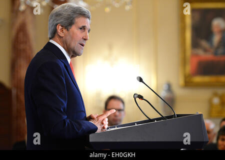 US-Außenminister John Kerry liefert Hinweise auf dem Gipfel von White House an der Rezeption Theke gewalttätigen Extremismus für Delegationsleiter im US-Außenministerium in Washington, D.C., am 18. Februar. 2015. Stockfoto