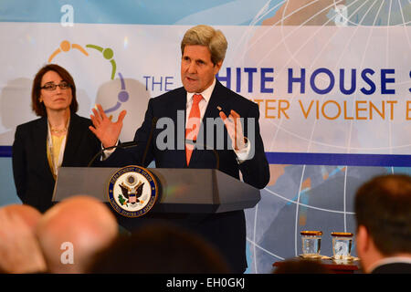 US-Außenminister John Kerry liefert mit Under Secretary für zivile Sicherheit, Demokratie und Menschenrechte Sarah Sewall auf Bemerkungen auf dem Gipfel von White House an der Rezeption Theke gewalttätigen Extremismus für Delegationsleiter im US-Außenministerium in Washington, D.C., am 18. Februar. 2015. Stockfoto