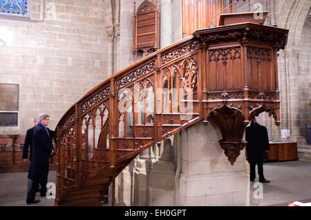 US-Außenminister John Kerry geht die Spirale Kanzel in der Kathedrale von St. Pierre in Genf – der adoptierten Heimat Kirche der protestantischen Reformation Führer John Calvin – bei einer Tour am 26. Januar 2015. Stockfoto