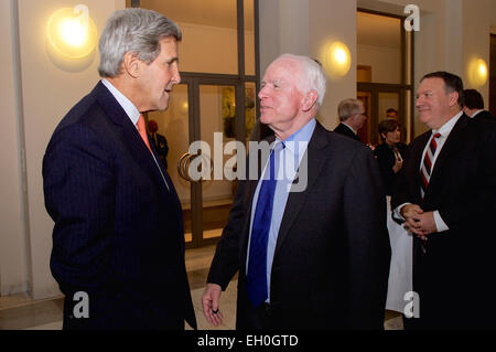 US-Außenminister John Kerry spricht mit Senator John McCain aus Arizona am 7. Februar 2015, in München, wie er einen Empfang von Vize-Präsident Joe Biden für einen Kongress-Delegation auf der Münchner Sicherheitskonferenz besucht. Stockfoto