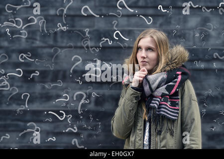 Hübsche junge Studentin in der Klasse mit einem Problem stand vor einer Tafel in der Klasse lösen bedeckt betreffenden mark Stockfoto