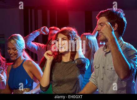 Gruppe der happy Friends tanzen im Nachtclub Stockfoto