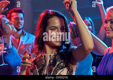 lächelnden Freunde mit Gläsern Champagner im club Stockfoto