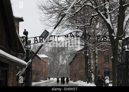 Das Tor von Auschwitz-Birkenau ist zum 70. Jahrestag der Befreiung des Lagers in in Oswiecim, Polen, am 27. Januar 2015 abgebildet. Stockfoto