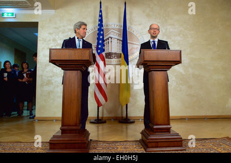 Ukrainische Ministerpräsidentin Arseniy Yatsenyuk Adressen Reporter während einer Pressekonferenz mit US-Außenminister John Kerry im Kabinett in Kiew, Ukraine, am 5. Februar 2015, nachdem die Sekretärin ein Treffen mit ihm abgeschlossen, Präsident Petro Poroshenko und Außenminister Pavlo Klimkin. Stockfoto