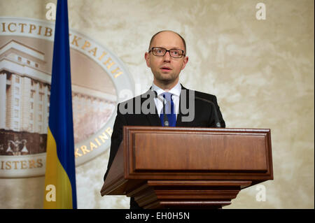 Ukrainische Ministerpräsidentin Arseniy Yatsenyuk Adressen Reporter während einer Pressekonferenz mit US-Außenminister John Kerry im Kabinett in Kiew, Ukraine, am 5. Februar 2015, nachdem die Sekretärin ein Treffen mit ihm abgeschlossen, Präsident Petro Poroshenko und Außenminister Pavlo Klimkin. Stockfoto