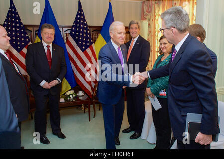 Vize-Präsident Joe Biden schüttelt Hände mit US-Botschafter in der Ukraine Geoffrey Pyatt, bevor er US-Außenminister John Kerry und andere in einem bilateralen Treffen mit ukrainischen Präsidenten Petro Poroshenko am 7. Februar 2015, am Rande der Münchner Sicherheitskonferenz in München wechselte. Stockfoto