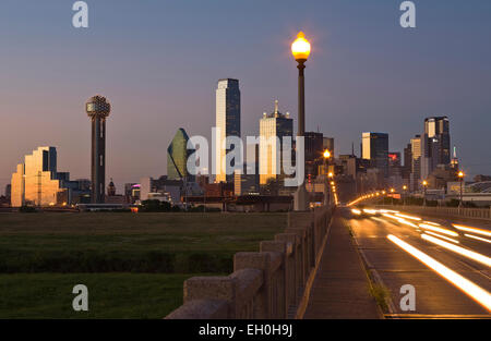 2009 HISTORISCHE SKYLINE DER INNENSTADT VON CORINTH STREET VIADUCT DALLAS TEXAS USA Stockfoto