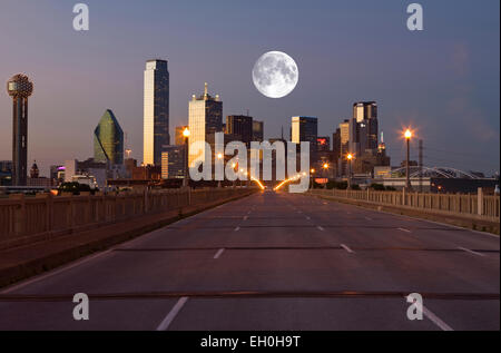 2009 HISTORISCHE SKYLINE DER INNENSTADT VON CORINTH STREET VIADUCT DALLAS TEXAS USA Stockfoto