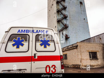 4. März 2015 - meine Fahrzeuge der Rettungskräfte in der Nähe der Zasyadko in Donetsk, Ukraine, 4. März 2015, nach einer Explosion in der Separatisten besetzte ukrainische Ostregion von Donezk. Bisher gibt es einen bestätigten Tod mit 32 Mitarbeitern fehlt laut dem Pressedienst der Gebietsverwaltung Donezk. Weitere 14 Bergleute wurden auch berichtet verletzt. © Igor Golovniov/ZUMA Draht/Alamy Live-Nachrichten Stockfoto