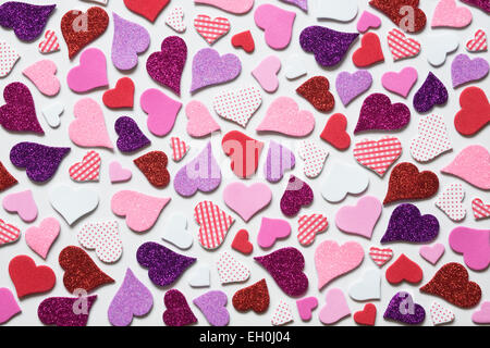 Bunte Herzen auf einem weißen Hintergrund. Stockfoto