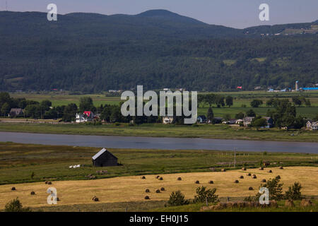 Ein Blick auf die Baie-Saint-Paul aus dem Fluss-Laufwerk (Route 362) östlich der Stadt in der Charlevoix Region von Quebec. Stockfoto