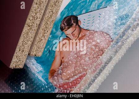 Detail Abbildung eines Sonnenbaden männlichen auf ein Moodboard, verpackt auf einem LKW für das recycling. Stockfoto