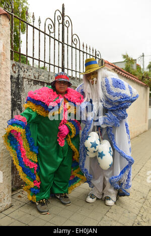 Zwei Vejigantes posieren während des Karnevals in Ponce, Puerto Rico. Februar 2015 Stockfoto