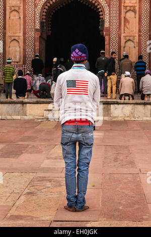 ein muslimischer Mann, im Stars And Stripes Hemd, beten am Freitagsgebet, Jama Masjid Moschee, Fatehpur Sikri, Agra, Uttar Pradesh, Stockfoto