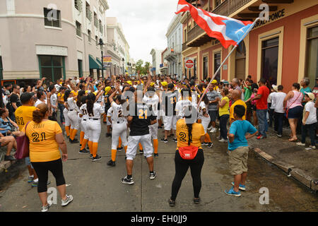 Gruppe von Menschen mit Roberto Clemente Uniform gekleidet, feiern Karneval in den Straßen von Ponce. Puerto Rico. Februar 2015. Stockfoto