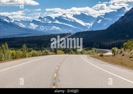 Ein zweispuriger gepflasterter Alberta David Thompson Highway #11 durch die schneebedeckten Rocky Mountains, mit Blick auf die wunderschöne Landschaft Stockfoto