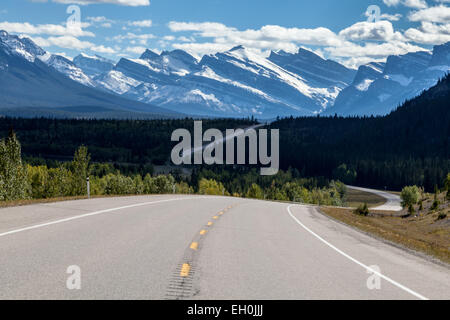 Ein zweispuriger gepflasterter Alberta David Thompson Highway #11 durch die schneebedeckten Rocky Mountains, mit Blick auf die wunderschöne Landschaft Stockfoto
